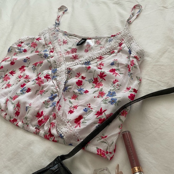 H&M Divided Floral Top with Lace Details - Picture 4 of 4